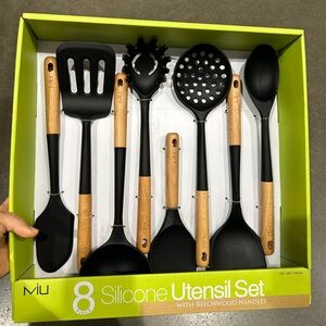 NWT MIU 8pcs Silicone Utensil Set
